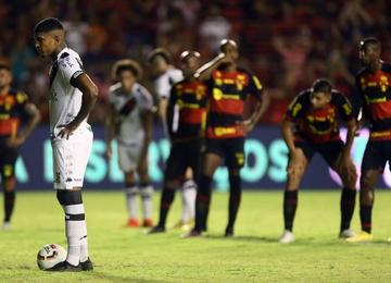 Partida teve de ser interrompida na tarde de domingo (16/10) após confusão generalizada começar no gramado