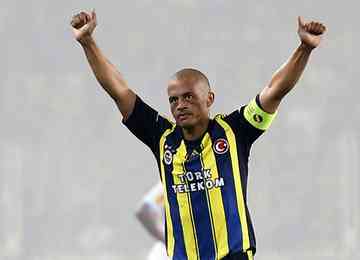Ex-meia e agora técnico, Alex se tornou ídolo do Fenerbahçe, um dos mais tradicionais clubes da Turquia, e até foi homenageado com uma estátua