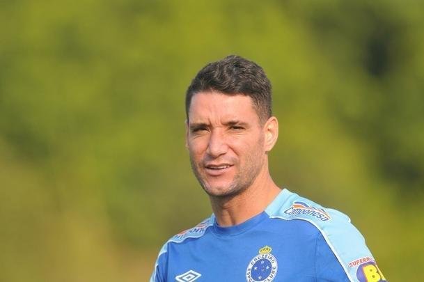 Fotos do primeiro treino de Abel Braga na Toca da Raposa II. Tcnico foi apresentado pelo Cruzeiro neste sbado e dirigir a equipe na segunda, s 20h, diante do Gois, no Serra Dourada, pela 22 rodada do Campeonato Brasileiro