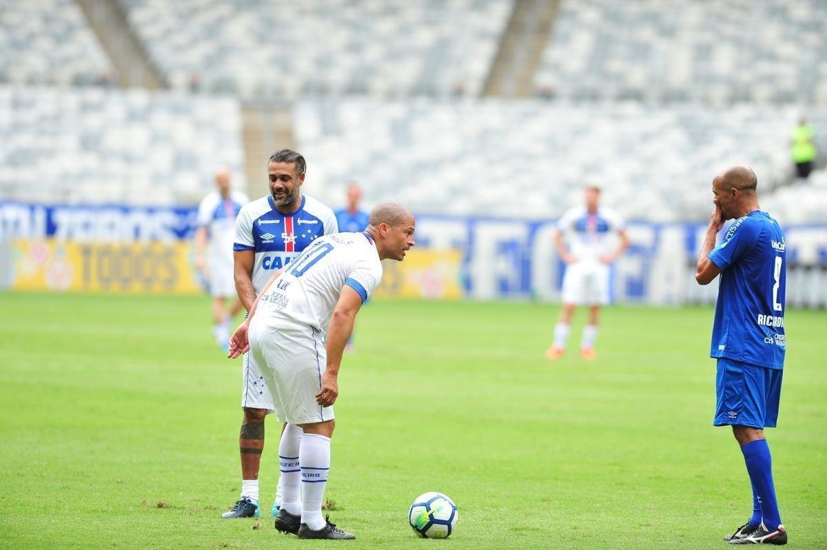 Cruzeiro: time campeo da Trplice Coroa de 2003 venceu equipe de masters por 2 a 1, neste domingo, em jogo festivo realizado no Mineiro