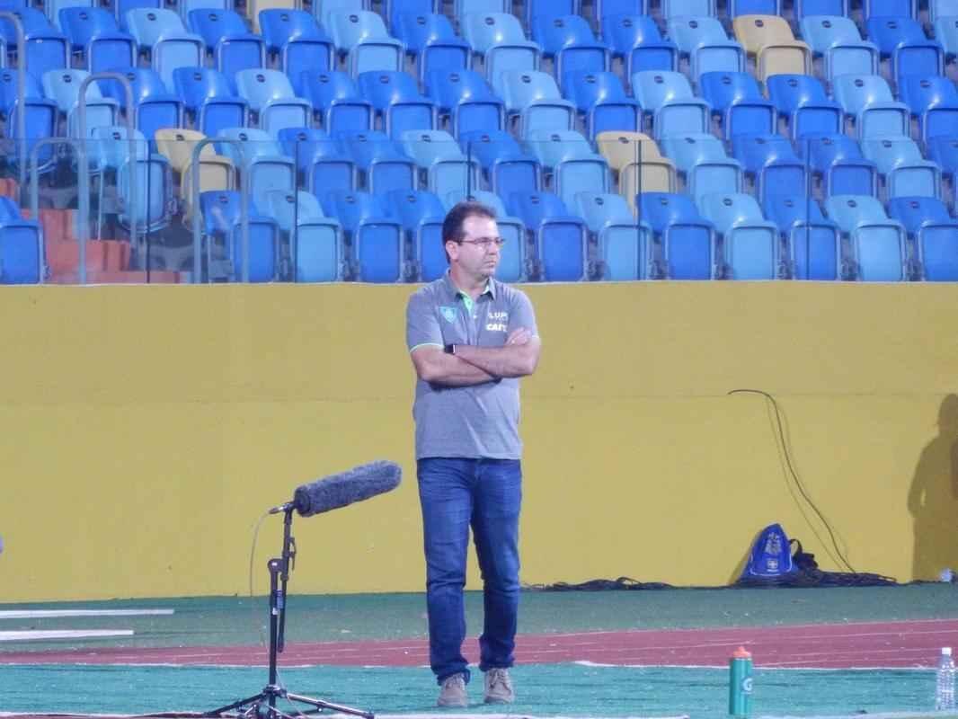 Imagens do duelo entre Gois e Amrica, com portes fechados no Estdio Olmpico