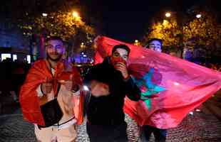 Torcedores marroquinos invadiram as ruas de Paris, na Frana, para festejar a classificao da seleo do Norte da frica s quartas de final da Copa do Mundo. Pas europeu tem grande colnia africana. Marrocos eliminou a Espanha e agora ter Portugal pela frente no Mundial do Catar
