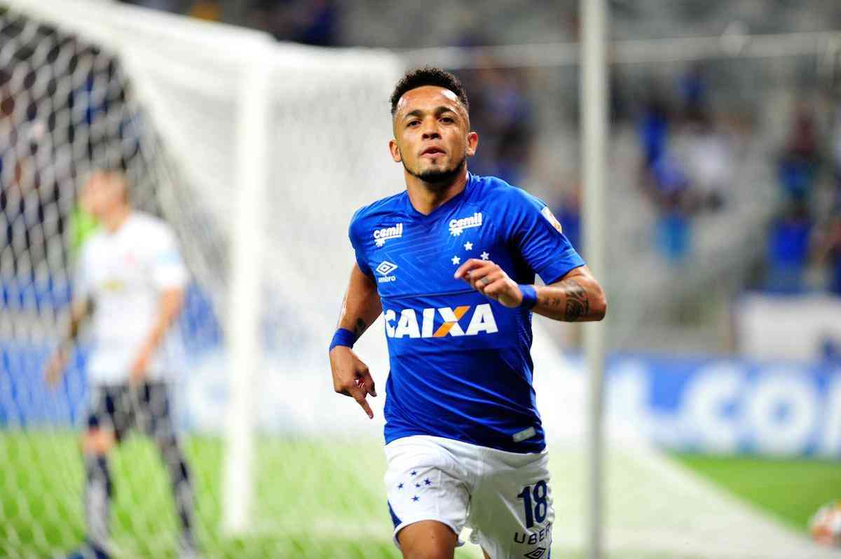 Fotos do gol de Rafinha, o segundo do Cruzeiro sobre La U, no Mineiro