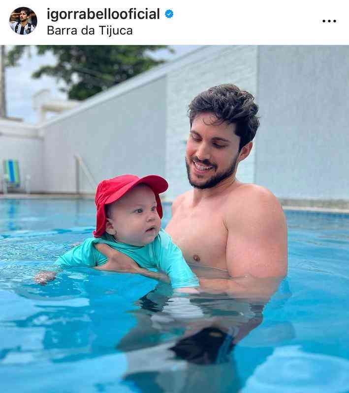 Zagueiro Igor Rabello com o filho na Barra da Tijuca, no Rio de Janeiro.