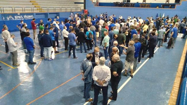 Conselheiros e associados do Cruzeiro durante votao de mudana do Estatuto do clube. Assembleia geral autorizou venda de at 90% das aes da SAF para investidores. Houve festa dos cruzeirenses no Parque Esportivo do Barro Preto, em BH, devido  possibilidade de chegada de recursos para tornar o futebol mais competitivo a partir de 2022.