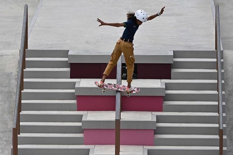 Brasileira Rayssa Leal, de 13 anos, conquista medalha de prata no skate street nos Jogos Olmpicos de Tquio. Japonesas Momiji Nishiya (ouro)  Funa Nakayama (bronze) completaram o pdio 