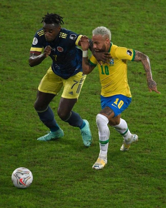 Brasil e Colmbia se enfrentaram no Estdio Nilton Santos, pelo Grupo B da Copa Amrica