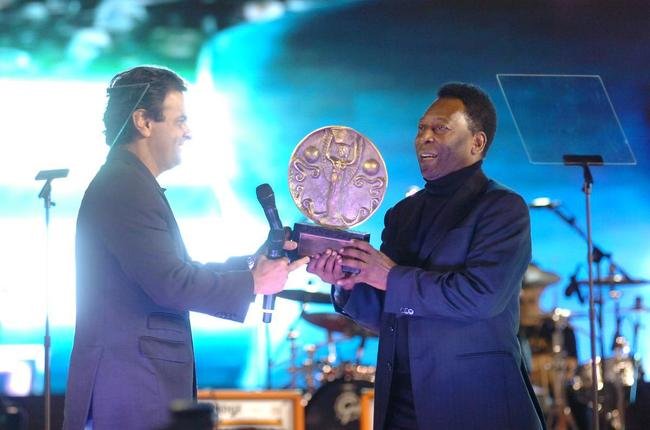 18/06/2008 - Pel recebeu um trofu no Mineiro e colocou os ps na Calada da Fama do estdio antes do jogo entre Brasil e Argentina pela sexta rodada das Eliminatrias da Copa do Mundo de 2010. Cerimnia contou com a presena do ento governador de Minas, Acio Neves.