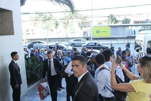 Repleta de estrelas, Seleo Uruguaia chegou a Belo Horizonte no comeo da tarde para a disputa da Copa Amrica. Cavani e Surez, as principais estrelas, mostraram muita simpatia. O meia De Arrascaeta, ex-Cruzeiro, atendeu a um f, mas passou pela imprensa sem dar entrevistas