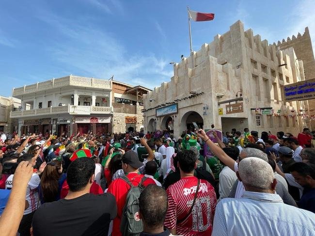 Torcidas da Copa do Mundo de 2022 tm se encontrado no Souq Waqif, tradicional mercado em Doha, no Catar.