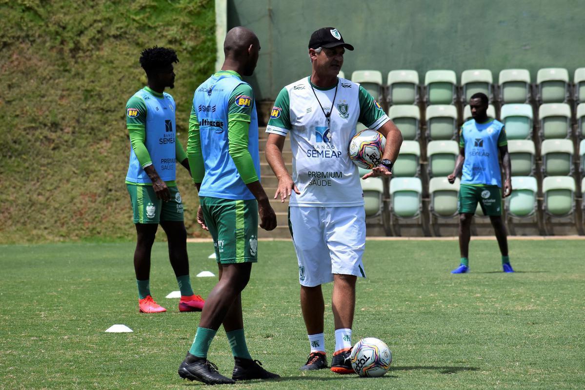 O América treinou na manhã desta terça-feira (15), no CT Lanna Drumond, em Belo Horizonte. A atividade visou o confronto contra o Figueirense, válido pela 29ª rodada da Série B do Campeonato Brasileiro. A partida será disputada nesta quinta-feira (17), às 19h15, no Estádio Orlando Scarpelli, em Florianópolis.