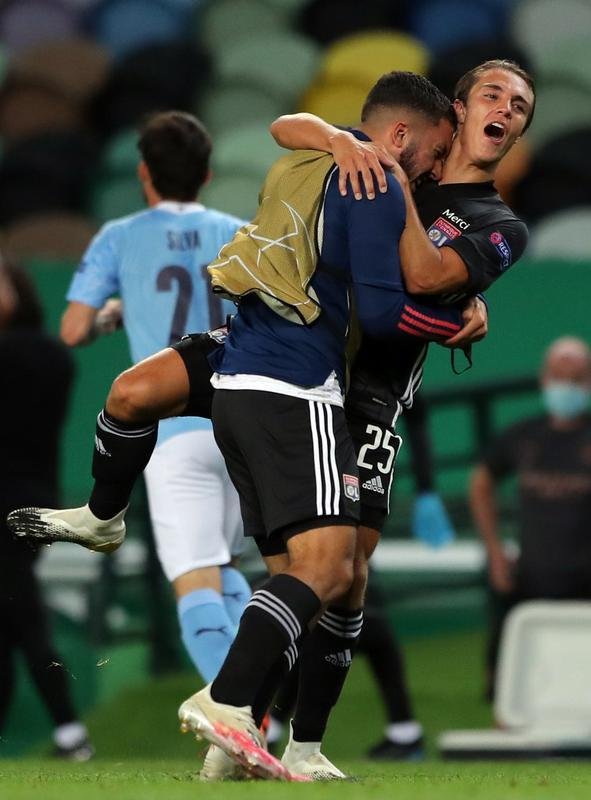Jogadores do Lyon comemoram classificao, enquanto atletas do City so consolados em campo