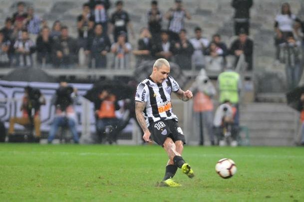 Atltico perdeu por 4 a 3 para o Coln nos pnaltis e foi eliminado da Copa Sul-Americana. Goleiro argentino Burin defendeu penalidades de Rver e Cazares