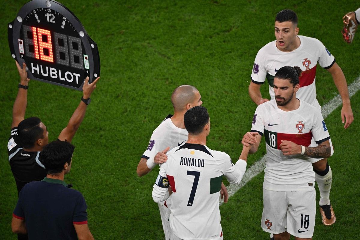 As reaes de Cristiano Ronaldo no banco e durante o jogo contra Marrocos pelas quartas de final da Copa do Mundo