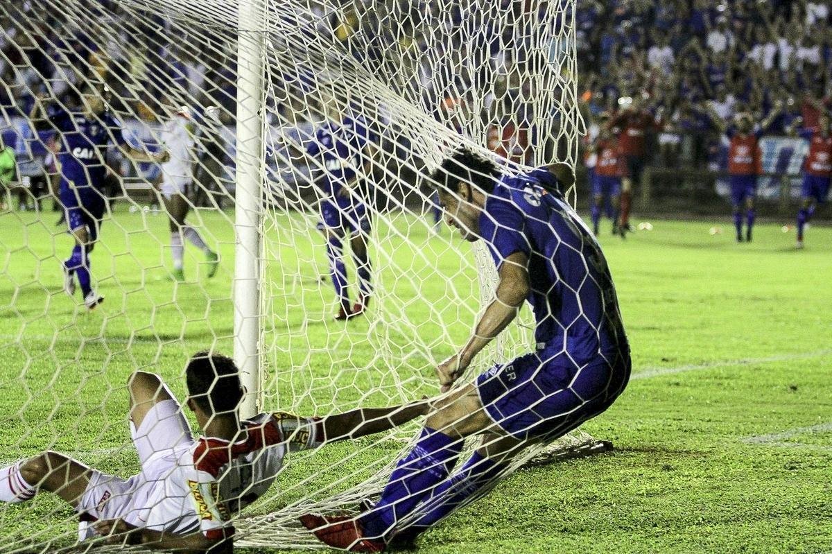 Imagens do jogo entre Tombense x Cruzeiro, pela 4 rodada do Estadual, no Ipatingo
