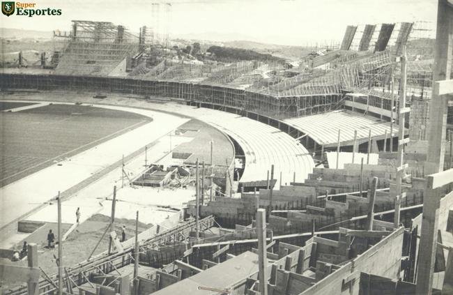 25/12/1964 - Arquibancadas sendo erguidas na obra de construo do Mineiro