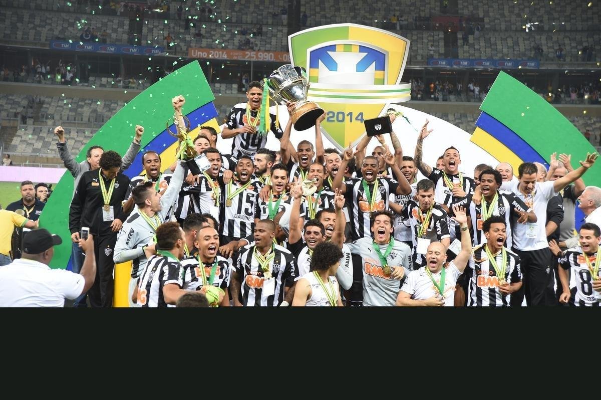 Capito Leonardo Silva ergue a taa e jogadores festejam ttulo indito da Copa do Brasil