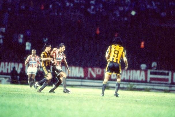 Ainda em 1995, o Santa Cruz passou a vestir as camisas fornecidas pela Rhummel. Com o padrão coral, a equipe esteve em campo no amistoso perdido por 1 a 0 para o Peñarol, no Arruda