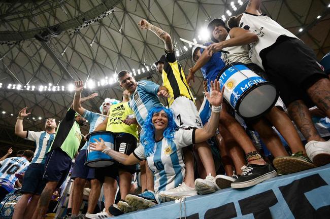 Fotos das torcidas durante o jogo entre Holanda e Argentina, pelas quartas de final da Copa do Mundo do Catar