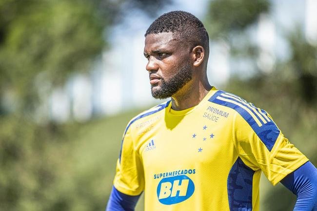 Cruzeiro estreou camisa de treino amarela durante atividade neste domingo (28/03)