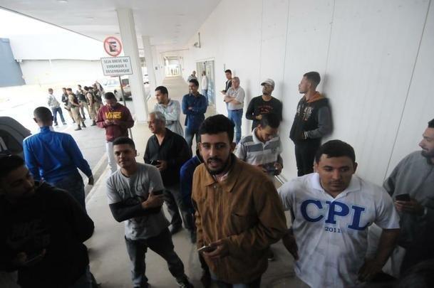 No desembarque do Cruzeiro em Confins, após o jogo contra o Ceará, técnico Rogério Ceni foi ovacionado por torcedores presentes no aeroporto. Já o meia Thiago Neves, apontado como pivô do atrito com o técnico, foi criticado. Assim como treinador, goleiro Fábio foi ovacionado pelos cruzeirenses na chegada.