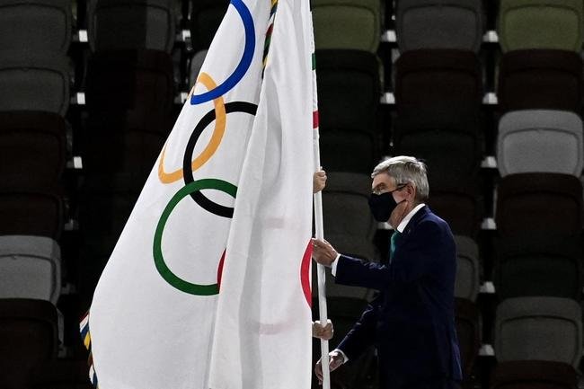 T�quio passa o bast�o a Paris, pr�xima sede dos Jogos Ol�mpicos. Na foto, o presidente do COI, Thomas Bach, e a prefeita da capital francesa, Anne Hidalgo 