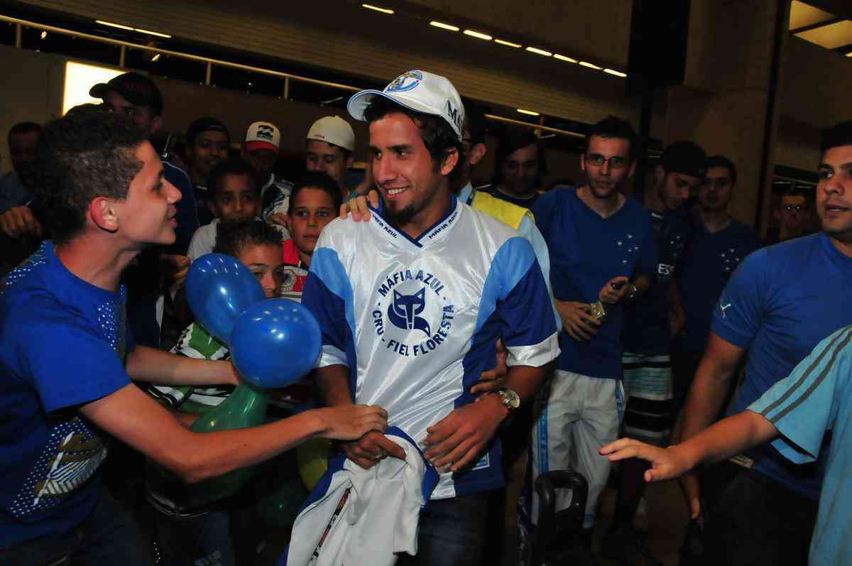 Victorino (zagueiro) - titular da Seleo do Uruguai semifinalista da Copa do Mundo de 2010, foi contratado pelo Cruzeiro  Universidad de Chile por 2 milhes de dlares. Em seu primeiro ano na Toca, demonstrou qualidade tcnica e caiu nas graas da torcida. Depois, conviveu com leses e aos poucos caiu em esquecimento. Hoje, aos 38 anos, atua pelo Danubio, clube de seu pas.