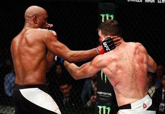 Spider voltou ao UFC com rev�s. Brasileiro chegou a derrubar Bisping com uma joelhada, achou que tinha vencido por nocaute, mas round havia encerrado. No fim, brasileiro acabou perdendo luta por pontos