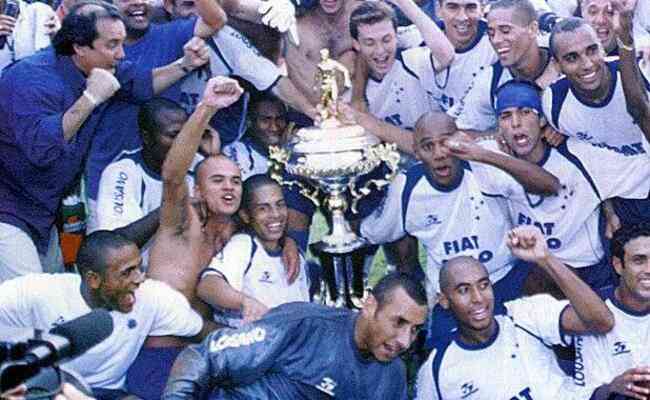 Jogadores do Cruzeiro comemoram o ttulo mineiro de 2003