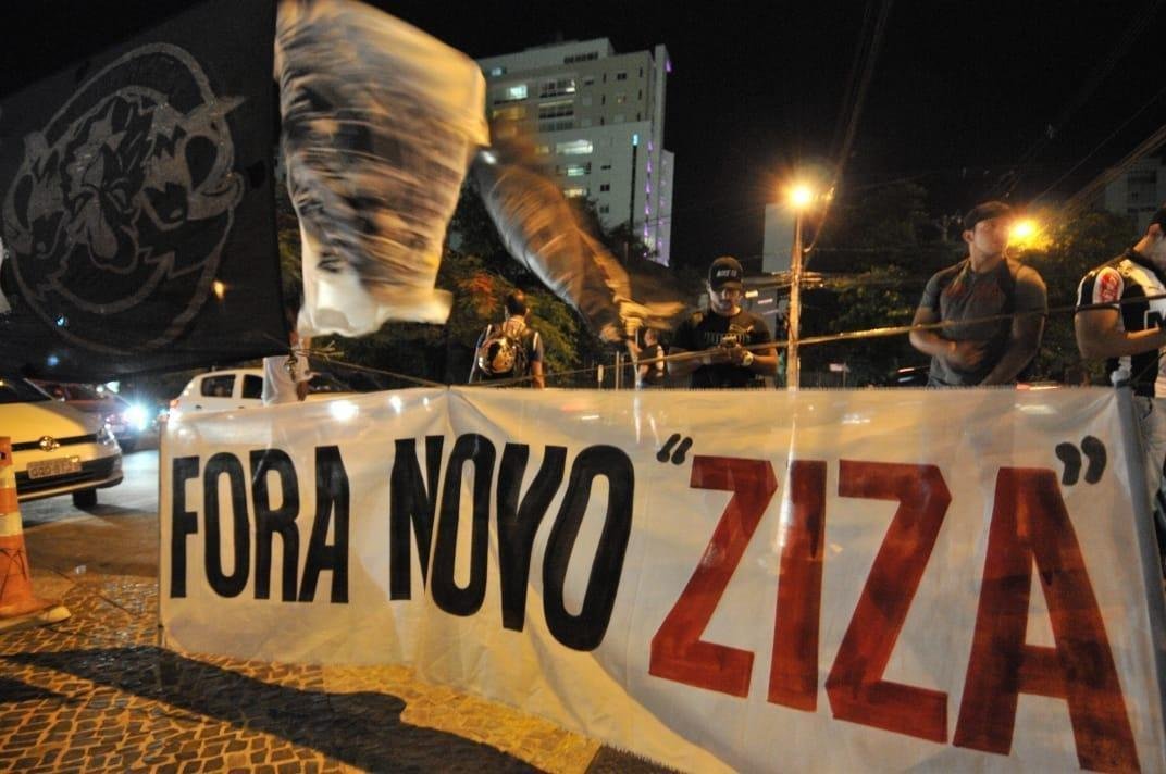 Na noite desta quinta-feira, manifestantes protestaram contra o presidente Srgio Sette Cmara e o diretor de futebol Rui Costa