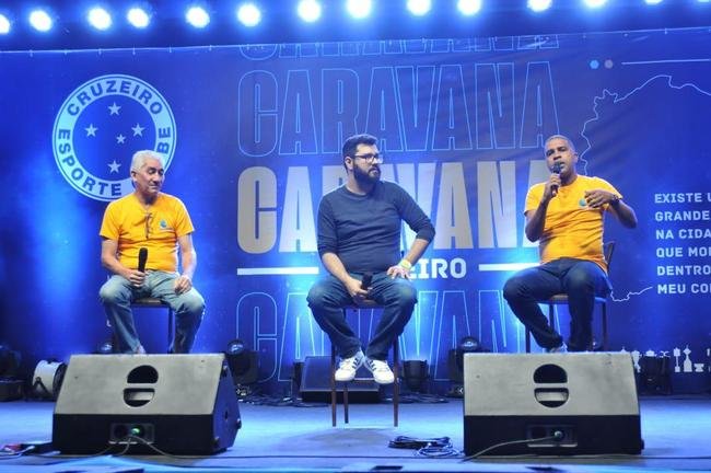 Nonato e Leandro, ex-laterais do clube, durante papo com o pblico de Conselheiro Lafaiete na Caravana do Cruzeiro