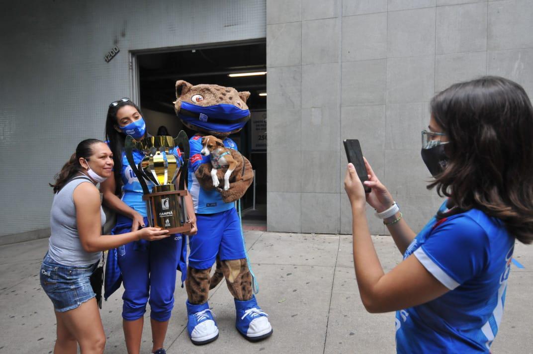 Fotos da chegada das jogadoras do Minas em Belo Horizonte, aps a equipe vencer o Praia Clube e conquistar a Superliga Feminina de Vlei.