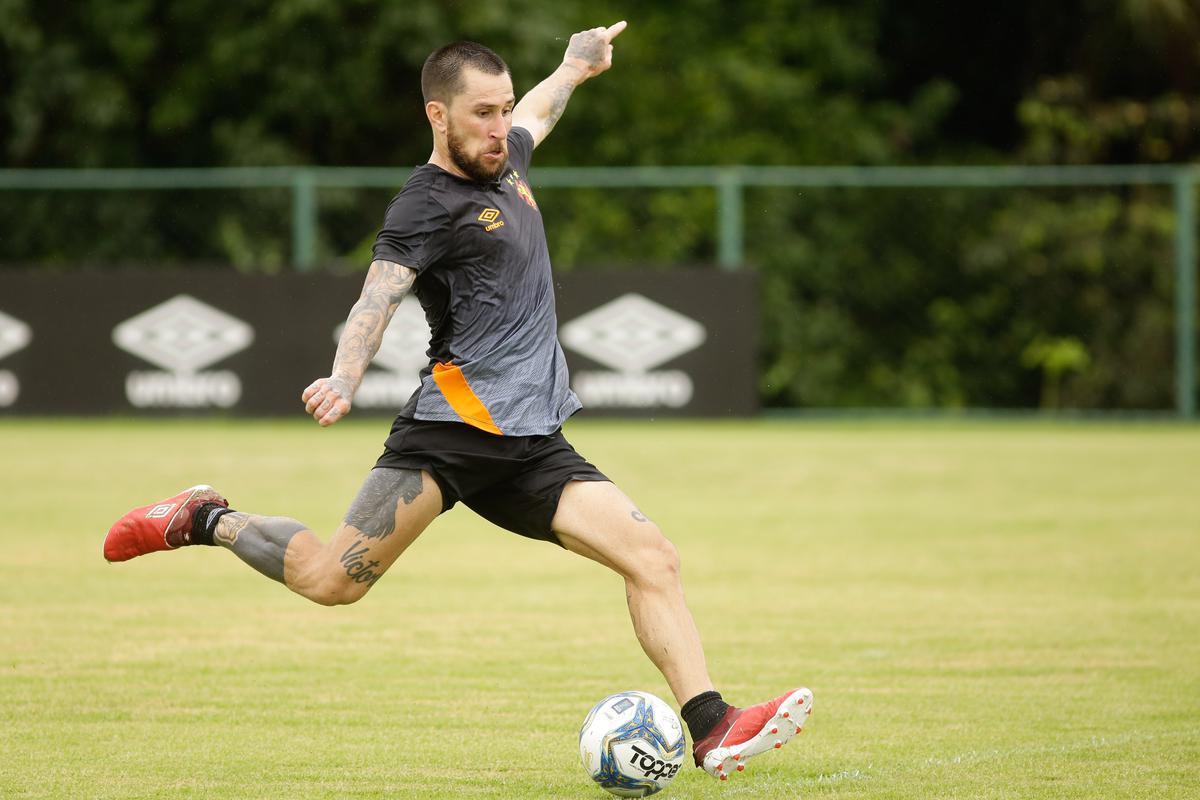 No primeiro trabalho, houve um treinamento tático, que exigia troca de passes e triangulações dos jogadores, com o elenco dividido em grupos de três atletas cada. Em seguida, os jogadores foram divididos em dois grupos no mesmo campo para o trabalho específico por setores de defesa e ataque. De um lado, os zagueiros, laterais e volantes participaram de um treino tático de posicionamento com o auxiliar Daniel Cerqueira. Do outro, os meias e atacantes fizeram um trabalho específico de passe e finalização sob o comando do técnico Daniel Paulista.