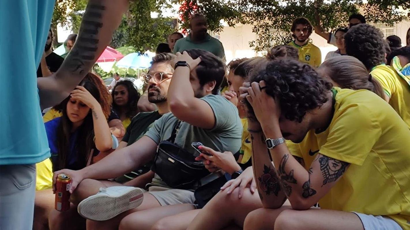 Tristeza da torcida com a eliminao do Brasil na Copa