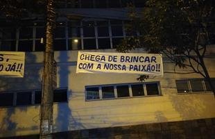 Presidente Wagner Pires de S�, o vice de futebol Itair Machado e o diretor-geral S�rgio Nonato foram os alvos dos protestos em frente � sede do Cruzeiro