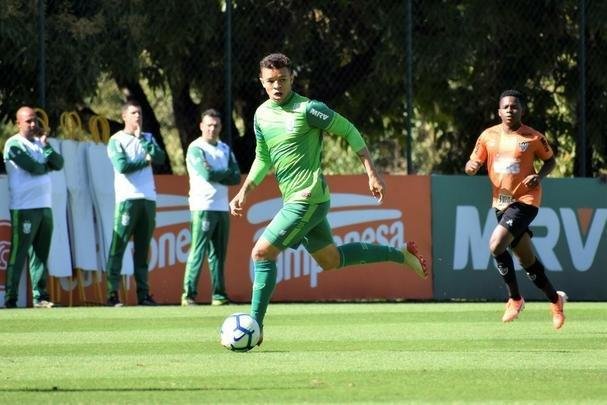 Em jogo-treino realizado na manh deste sbado, na Cidade do Galo, o Amrica venceu o Atltico, por 3 a 1. Os gols do triunfo americano foram marcados por Jonatas Belusso, duas vezes, e Rafael Bilu. O zagueiro Rver descontou para a equipe alvinegra.