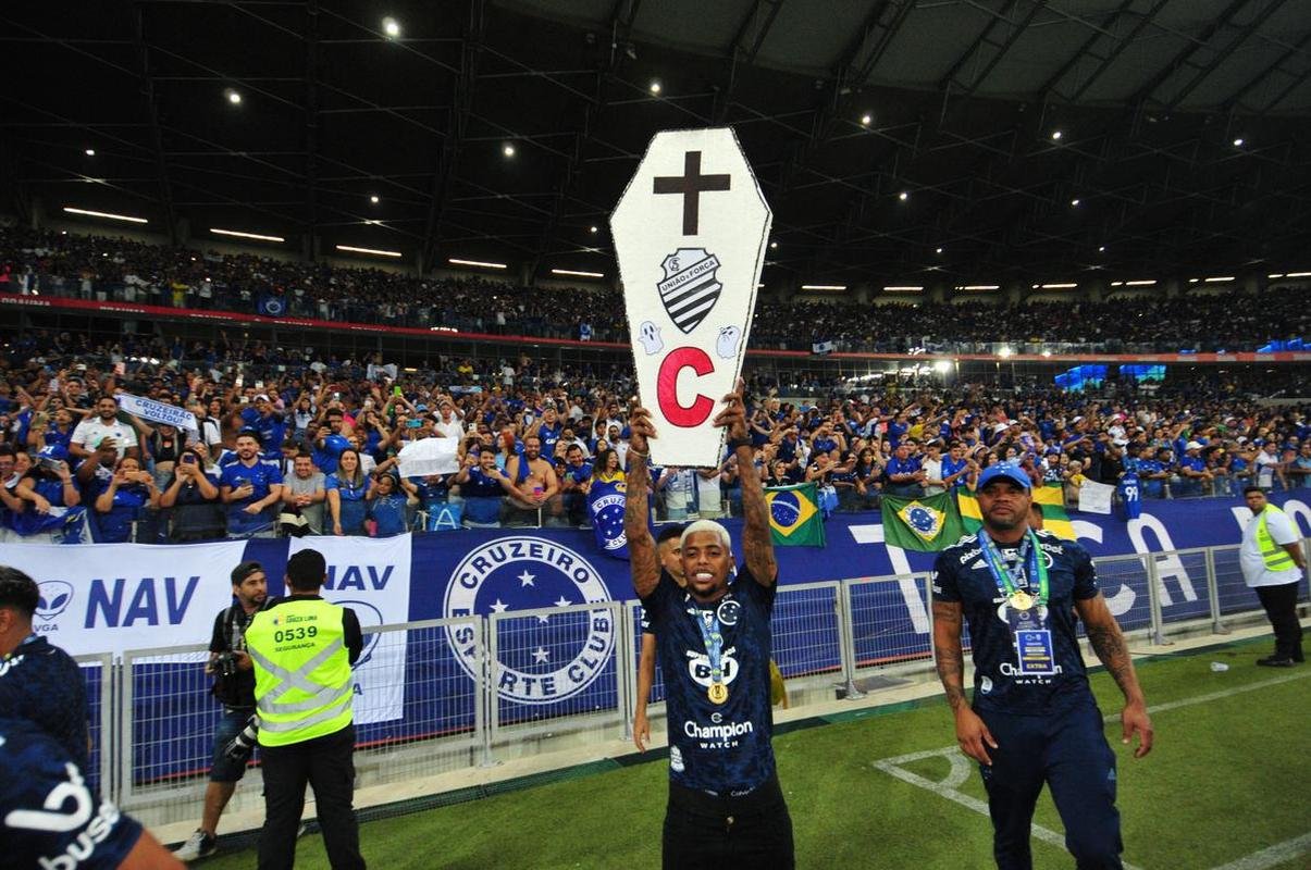Cruzeiro levanta a taa da Srie B e faz festa no Mineiro