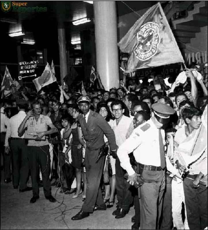 Jogadores do Cruzeiro são recebidos com festa no Aeroporto da Pampulha, em Belo Horizonte, após a conquista da Taça Brasil, em São Paulo, diante do Santos de Pelé