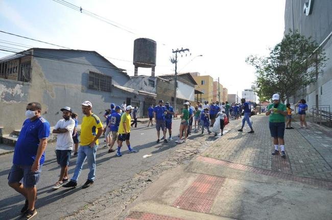 Torcida do Cruzeiro chega ao Independncia para o primeiro jogo com pblico no estdio durante a pandemia