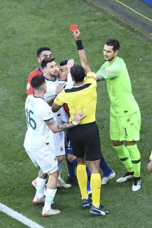 Medel deu peitadas em Messi durante primeiro tempo de Argentina e Chile, e ambos foram expulsos pelo rbitro paraguaio Mario Daz de Vivar. Torcida na Arena Corinthians vaiou a deciso do juiz.