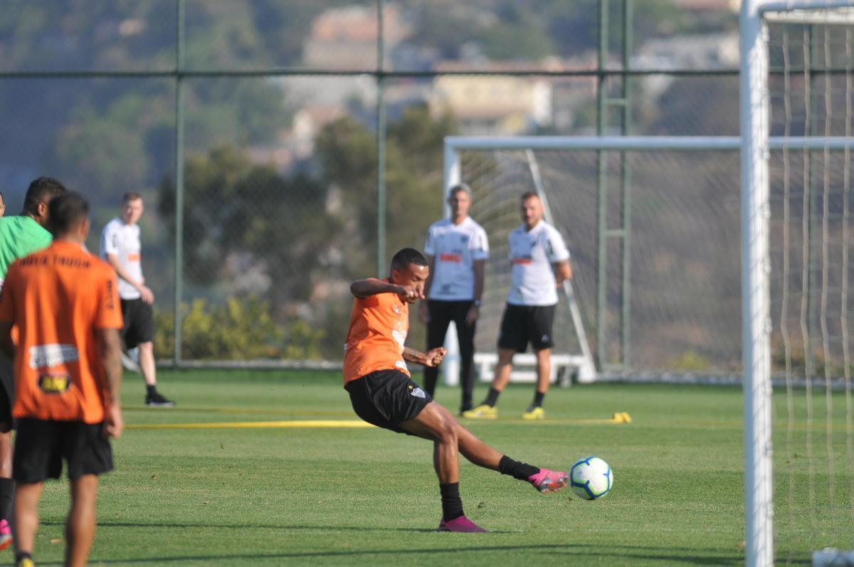 Tarde na Cidade do Galo teve entrevista de Di Santo, pronunciamento de Rui Costa e treino