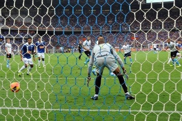 Partida vlida pela 33 rodada do Brasileiro, no Mineiro  