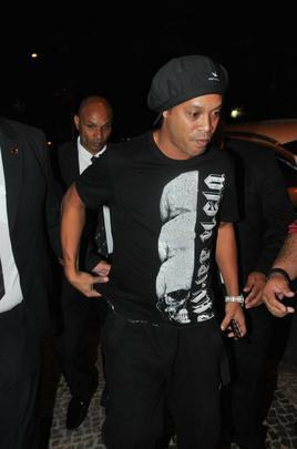 Ronaldinho chegou com duas horas de atraso  sede, onde recebeu homenagem do Atltico