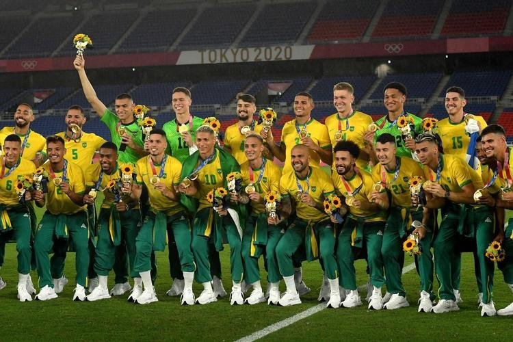 Jogadores da Seleo Brasileira recebem a medalha de ouro pela conquista olmpica no futebol