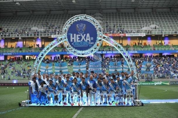 Jogadores, integrantes da comisso tcnica e dirigentes do Cruzeiro recebem faixas alusivas ao ttulo da Copa do Brasil