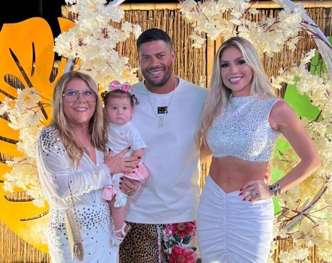 Atacante Hulk ao lado da família