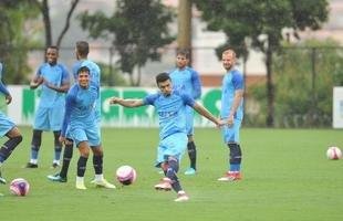 Sob chuva, Cruzeiro treinou na tarde desta sexta-feira na Toca II (Alexandre Guzanshe/EM D.A Press)