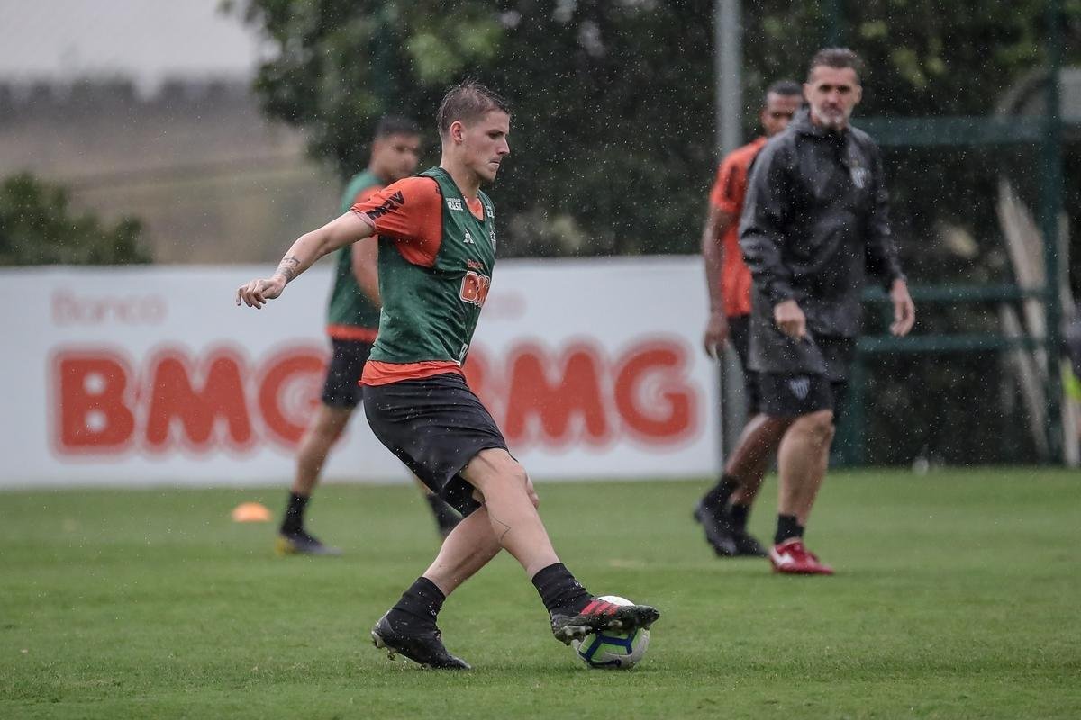 Atltico treina com Victor e Jair em campo; veja fotos