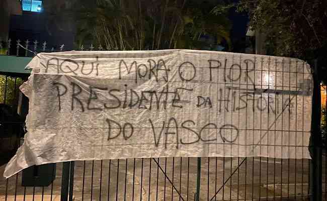 Faixa colocada na casa do presidente do Vasco 