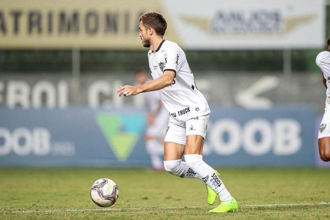 Hyoran - Entrou na reta final do jogo pelo lado esquerdo do ataque e no tocou muito na bola.